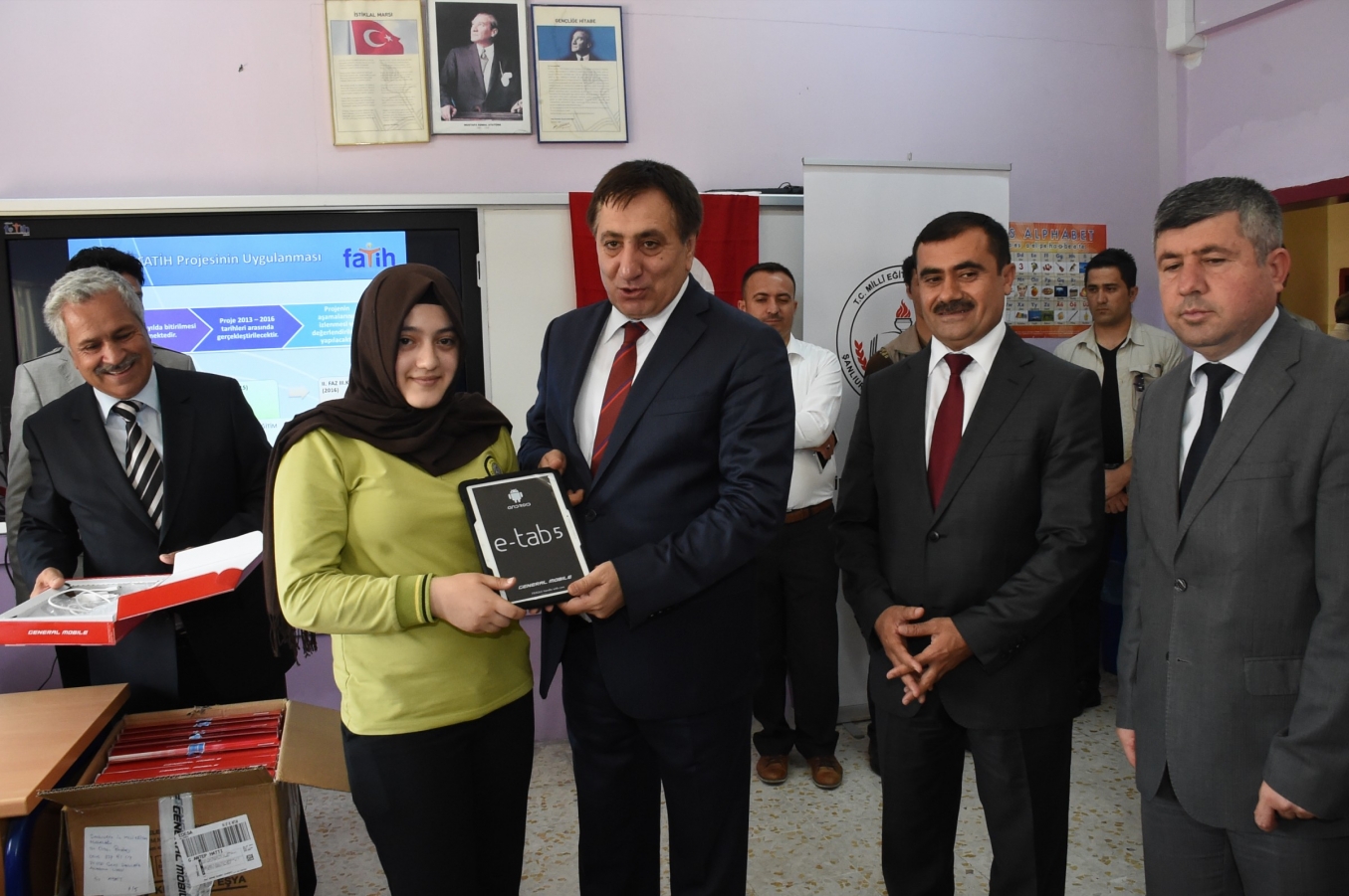 Fatih Projesi kapsamında tablet dağıtıldı Fatih Projesi kapsamında tablet dağıtıldı